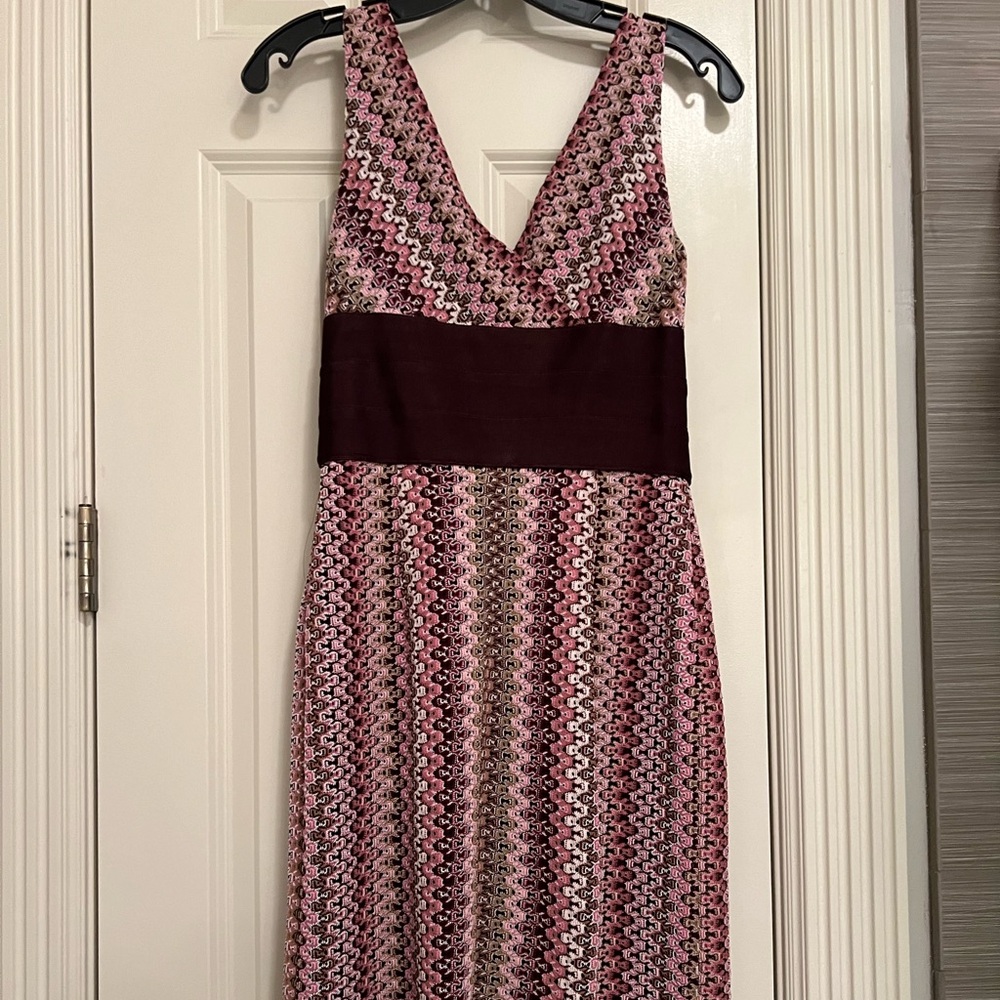 Beautiful Kay Unger sheath style dress in size small.